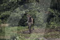 REPORTAGE - Suche nach Wertsachen auf ehemaligen Schlachtfeldern im Osten von Europa