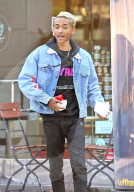 EXKLUSIV - Jaden Smith turtelt mit seiner Freundin in Calabasas
