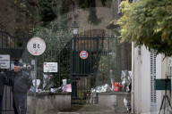 PEOPLE - Johnny Hallyday: Trauernde Fans in Marnes-la-Coquette