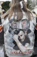 PEOPLE - Johnny Hallyday: Trauernde Fans in Marnes-la-Coquette