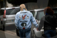 PEOPLE - Johnny Hallyday: Trauernde Fans in Marnes-la-Coquette