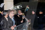 PEOPLE - Johnny Hallyday: Trauernde Fans in Marnes-la-Coquette