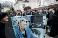 PEOPLE - Johnny Hallyday: Trauernde Fans in Marnes-la-Coquette