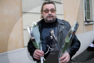 PEOPLE - Johnny Hallyday: Trauernde Fans in Marnes-la-Coquette