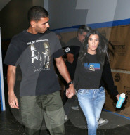 EXKLUSIV - "Schrei nach Liebe": Kourtney Kardashian trägt ein klares Statement
