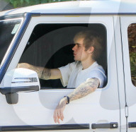 EXKLUSIV - Justin Bieber kurvt mit offenem Fenster mit seinem SUV durch LA