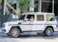 EXKLUSIV - Justin Bieber kurvt mit offenem Fenster mit seinem SUV durch LA
