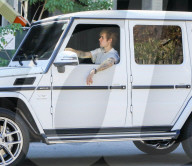 EXKLUSIV - Justin Bieber kurvt mit offenem Fenster mit seinem SUV durch LA