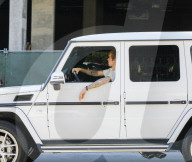 EXKLUSIV - Justin Bieber kurvt mit offenem Fenster mit seinem SUV durch LA