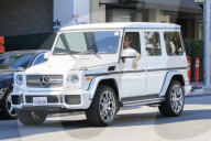 EXKLUSIV - Justin Bieber kurvt mit offenem Fenster mit seinem SUV durch LA