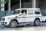 EXKLUSIV - Justin Bieber kurvt mit offenem Fenster mit seinem SUV durch LA