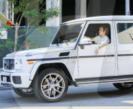 EXKLUSIV - Justin Bieber kurvt mit offenem Fenster mit seinem SUV durch LA