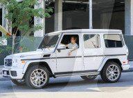 EXKLUSIV - Justin Bieber kurvt mit offenem Fenster mit seinem SUV durch LA
