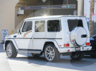 EXKLUSIV - Justin Bieber kurvt mit offenem Fenster mit seinem SUV durch LA