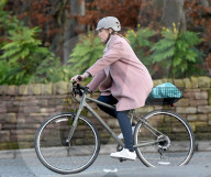 EXKLUSIV - Velosturz von Toni Collette bei den Dreharbeiten von "Wanderlust"