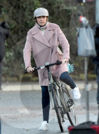 EXKLUSIV - Velosturz von Toni Collette bei den Dreharbeiten von "Wanderlust"