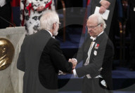 NEWS - Schweizer Biophysiker Jacques Dubochet holt den Nobelpreis in Stockholm ab