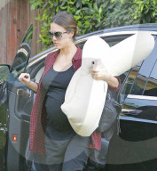 EXKLUSIV - Hochschwangere Jessica Alba nimmt ihr Stillkissen mit ins Yoga