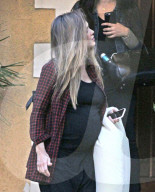 EXKLUSIV - Hochschwangere Jessica Alba nimmt ihr Stillkissen mit ins Yoga