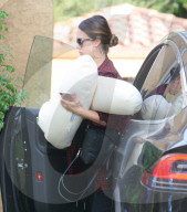 EXKLUSIV - Hochschwangere Jessica Alba nimmt ihr Stillkissen mit ins Yoga