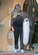 EXKLUSIV - Hochschwangere Jessica Alba nimmt ihr Stillkissen mit ins Yoga