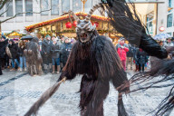 FEATURE - Traditioneller Krampus-Lauf in München auf den Weihnachtsmärkten