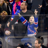 PEOPLE - Liev Schreiber besucht mit seinem Sohn das Hockeyspiel