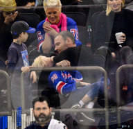 PEOPLE - Liev Schreiber besucht mit seinem Sohn das Hockeyspiel