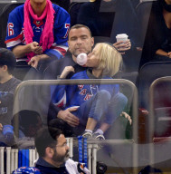PEOPLE - Liev Schreiber besucht mit seinem Sohn das Hockeyspiel