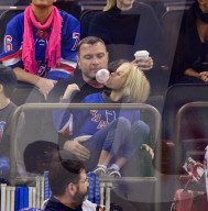 PEOPLE - Liev Schreiber besucht mit seinem Sohn das Hockeyspiel