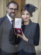 PEOPLE - Harry Potter-Autorin JK Rowling präsentiert ihren Ehrenorden vor dem Buckinghampalast