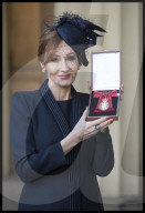PEOPLE - Harry Potter-Autorin JK Rowling präsentiert ihren Ehrenorden vor dem Buckinghampalast