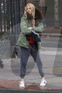 PEOPLE - Sienna Miller wartet in der Kälte auf ein Taxi