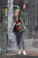 PEOPLE - Sienna Miller wartet in der Kälte auf ein Taxi