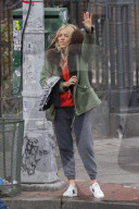 PEOPLE - Sienna Miller wartet in der Kälte auf ein Taxi