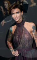 PEOPLE - Ruby Rose in dramatischer Abendrobe an der "Pitch Perfect 3"-Premiere