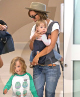 PEOPLE - Reisezeit: Olivia Wilde und Jason Sudeikis am Flughafen von LA