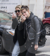 PEOPLE - Kristen Stewart und Ashley Benson zeigen den Paparazzi den Mittelfinger
