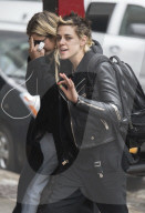 PEOPLE - Kristen Stewart und Ashley Benson zeigen den Paparazzi den Mittelfinger