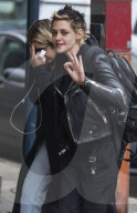 PEOPLE - Kristen Stewart und Ashley Benson zeigen den Paparazzi den Mittelfinger