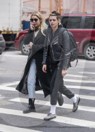 PEOPLE - Kristen Stewart und Ashley Benson zeigen den Paparazzi den Mittelfinger