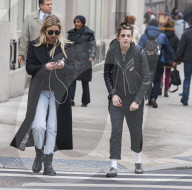 PEOPLE - Kristen Stewart und Ashley Benson zeigen den Paparazzi den Mittelfinger