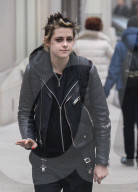PEOPLE - Kristen Stewart und Ashley Benson zeigen den Paparazzi den Mittelfinger