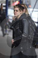 PEOPLE - Kristen Stewart und Ashley Benson zeigen den Paparazzi den Mittelfinger
