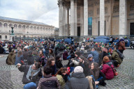 NEWS - Paris: Klimaaktivisten protestieren am 'One Planet' Gipfel
