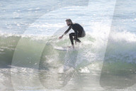 EXKLUSIV - Liam Hemsworth braucht seinen täglichen Surf-Kick
