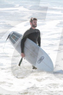 EXKLUSIV - Liam Hemsworth braucht seinen täglichen Surf-Kick