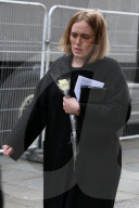 PEOPLE - Adele sichtlich erschütter am Gedenkgottesdienst für die Grenfell-Opfer