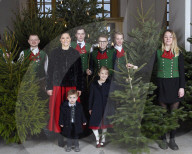 EXKLUSIV - Kronprinzessin Victoria nimmt mit Oscar und Estelle die Christbäume für den Palast entgegen