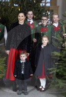 EXKLUSIV - Kronprinzessin Victoria nimmt mit Oscar und Estelle die Christbäume für den Palast entgegen